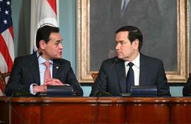 El secretario de Estado, Marco Rubio (d) junto al canciller paraguayo, Rubén Ramírez Lezcano (i).