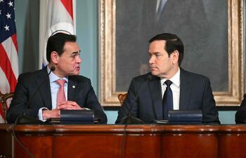 El secretario de Estado, Marco Rubio (d) junto al canciller paraguayo, Rubén Ramírez Lezcano (i).