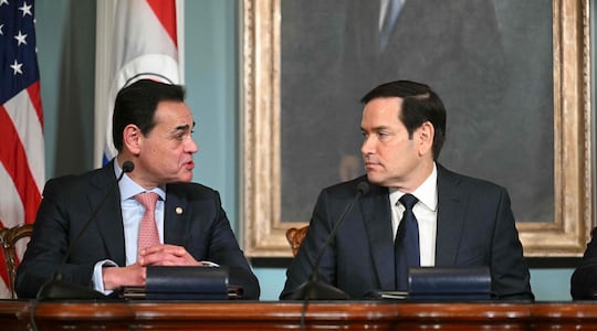 El secretario de Estado estadounidense, Marco Rubio (d) junto al canciller paraguayo, Rubén Ramírez Lezcano, en el Departamento de Estado, en Washington. (archivo)