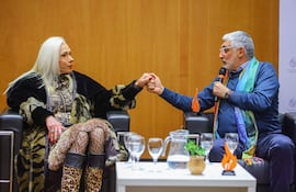 El activista Fernando Frontan (d) saluda a Karina Pankievich durante el homenaje denominado Orgullo y Memoria este martes, en Montevideo (Uruguay).