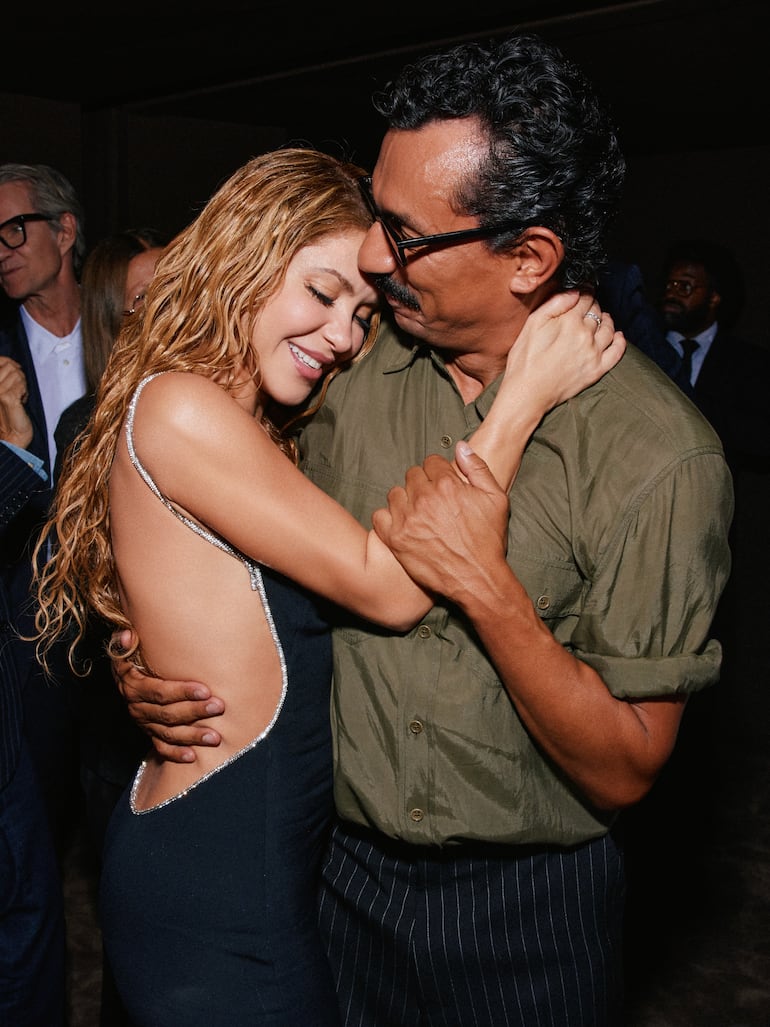 Shakira junto al diseñador de moda Haider Ackermann. (Instagram/Shakira)