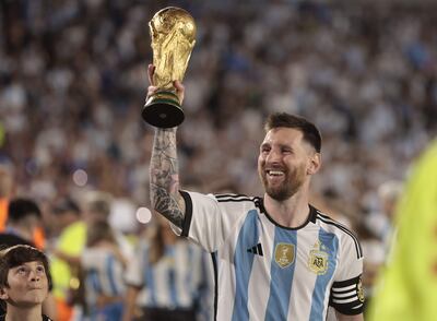 Lionel Messi de Argentina camina con el trofeo de la Copa Mundo en un homenaje, al final del partido amistoso entre las selecciones de Argentina y Panamá, en el estadio Monumental en Buenos Aires, Argentina.