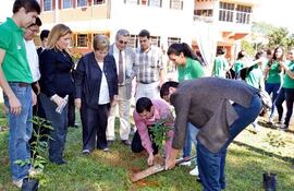 alumnos-y-autoridades-durante-la-plantacion-de-lapachos-realizada-por-el-dia-del-ambiente--215817000000-560880.jpg