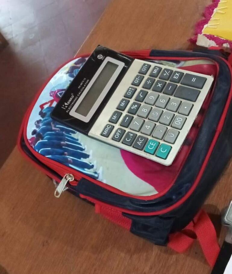 La calculadora que estaba entre las pertenencias de la víctima y que fue recuperada por la Policía Nacional.
