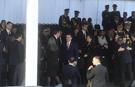 En medio de rumores de quiebre, se registró un abrazo entre el presidente de la República, Santiago Peña y el titular de la ANR; Horacio Cartes.