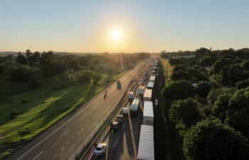 Los camioneros cumplieron ayer cinco días de cierre de rutas. Hoy no hay bloqueos pero se mantienen al costado de las vías.