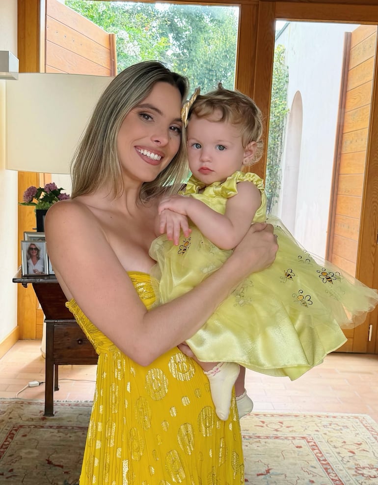 Mamá Lele Pons con la tierna Eloísa en brazos. (Instagram/Lele Pons)