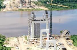 En ambas orillas del rio sobresalen los trabajos de la estructura del puente, hacia lado paraguayo esta mas avanzado el pilono 13, a diferencia del pilono 14 hacia lado brasileño.