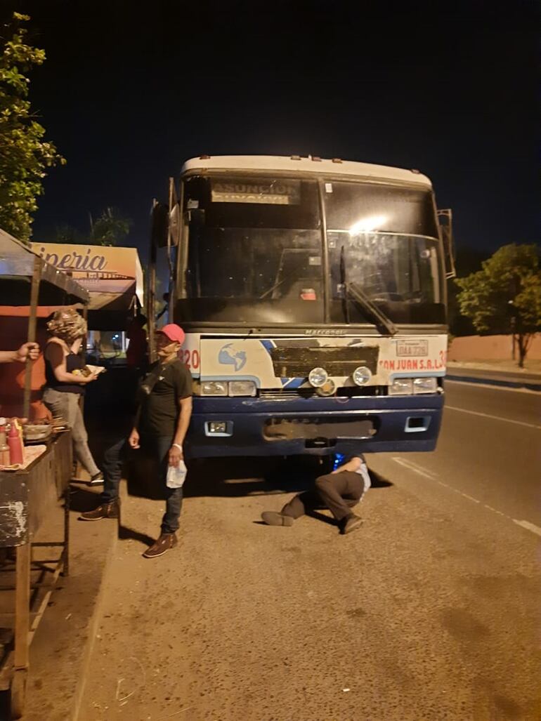 En plena calle y a minutos de partir de la Terminal de Ómnibus de Asunción de nuevo se descompuso uno de los colectivos chatarras.
