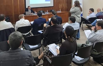Grupo de personas en asamblea ordinaria de la Cafym.