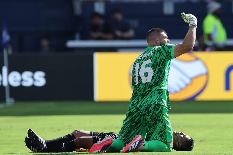 Kansas City (United States), 25/06/2024.- Assistant Referee 2 Humberto Panjoj of Guatemala (R) is attended to by Canada goalkeeper Maxime Crepeau (L) after Panjoj collapsed in extra time during the first half of the CONMEBOL Copa America 2024 group A match between Peru and Canada, in Kansas City, Kansas, USA, 25 June 2024. Temperatures reached 95F (35C) with a real feel of 104F (40C), at game time. EFE/EPA/WILLIAM PURNELL
