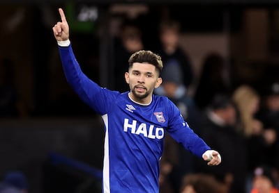 El delantero paraguayo, Julio César Enciso Espínola (22 años) celebra su primer tanto en su retorno al Ipswich Town de la Premier League de Inglaterra.