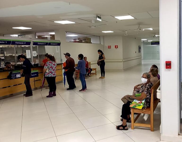 Asegurados aguardando para retirar algún medicamento si tienen suerte.