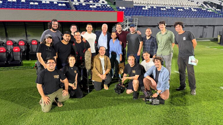 El equipo de rodaje junto al técnico Gustavo Alfaro.