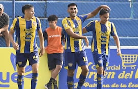 Los futbolistas del Sportivo Luqueño celebran un gol en el partido ante Guaraní por la sexta fecha del torneo Apertura 2026 de la Primera División de Paraguay en el estadio Erico Galeano, en Capiatá, Paraguay.