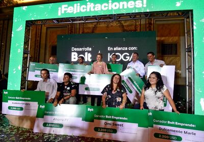 Los felices ganadores de Bolt Emprende recibieron sus premios.