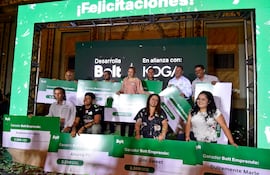 Los felices ganadores de Bolt Emprende recibieron sus premios.