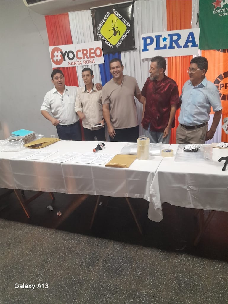 Los dirigentes que aceptaron someterse a la consulta son: Pedro Caballero, por el movimiento “Yo Creo”, Ernesto Benítez, por “Convergencia Popular Socialista”, Francisco Lezcano, por el movimiento Frente Radical del Partido Liberal, Francisco Ramírez, por el movimiento Nuevo Liberalismo, Víctor Sanguina, por Cruzada Nacional.