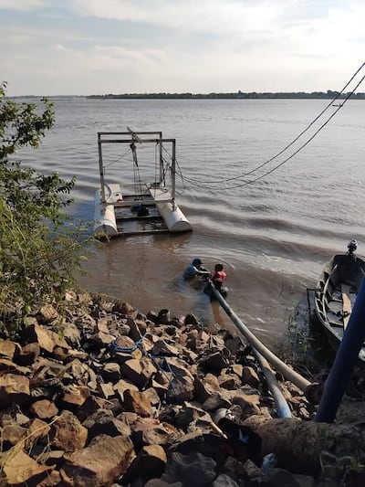 Técnicos de la Essap trabajan en el cambio de bomba sumergible para garantizar el servicio a los usuarios de Pilar.