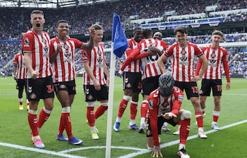 El francés Enzo Le Fée, ante la mirada de sus compañeros, celebra con la máscara de Spider-Man tras anotar el segundo tanto en el triunfo a domicilio sobre Everton, por la fecha 37 de la Premier League.