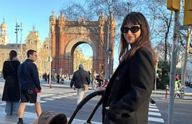 Úrsula Corberó paseando con su recién nacido Dante.