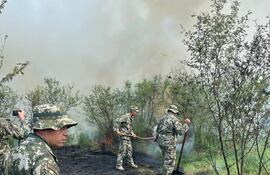 Portando matafuegos, los militares de la 4° División de Infantería de Concepción se adentraron en el predio para extinguir el fuego.