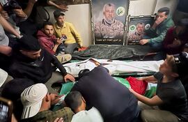 La mezquita Suhada Al Aqsa de la ciudad de Gaza (norte) celebró esta mañana el funeral de uno de sus últimos altos cargos de largo recorrido en la Franja, Izz al Din Al Haddad, objetivo de los ataques del viernes por la noche en la capital.