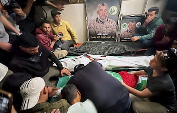 La mezquita Suhada Al Aqsa de la ciudad de Gaza (norte) celebró esta mañana el funeral de uno de sus últimos altos cargos de largo recorrido en la Franja, Izz al Din Al Haddad, objetivo de los ataques del viernes por la noche en la capital.