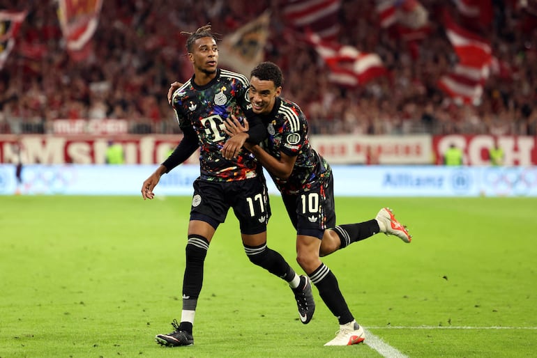 El centrocampista francés del Bayern de Múnich Michael Olise, celebra el tercer gol de su equipo con el centrocampista alemán, Jamal Musiala, durante el partido de la primera división de la Bundesliga alemana de fútbol entre el FC Bayern de Múnich y el Union Berlin en Múnich.