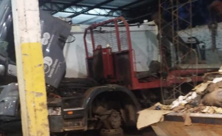 Camiones chatarra inunda los talleres municipales, denuncian funcionarios.