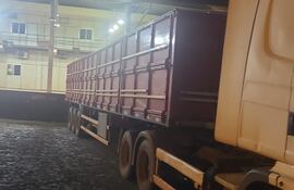 El tractocamión que transportaba los residuos metálicos fue incautado por orden fiscal.