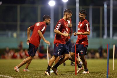 Fotografía cedida hoy por la Federación de Fútbol de Chile (FFCh) que muestra a jugadores de la selección chilena sub-23 durante un entrenamiento, el 28 de enero de 2024 en Valencia (Venezuela). La opciones de Chile para avanzar de fase en el Preolímpico Sub-23 en Venezuela pasan por imponerse ante Argentina este martes, para seguir peleando por uno de los dos boletos disponibles para los Juegos Olímpicos París 2024, al que también aspira la albiceleste.