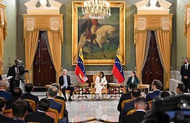 La presidenta interina de Venezuela, Delcy Rodríguez (centro), el secretario de Energía de EE. UU., Chris Wright (izquierda), y la ministra de Petróleo e Hidrocarburos de Venezuela, Paula Henao (derecha), durante la firma de un acuerdo petrolero en el Palacio Presidencial de Miraflores, en Caracas.