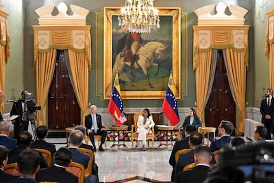 La presidenta interina de Venezuela, Delcy Rodríguez (centro), el secretario de Energía de EE. UU., Chris Wright (izquierda), y la ministra de Petróleo e Hidrocarburos de Venezuela, Paula Henao (derecha), durante la firma de un acuerdo petrolero en el Palacio Presidencial de Miraflores, en Caracas.