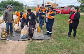 Entrega de asistencia a familias afectadas por la crecida del río Tebicuary en Villa Florida, Misiones.