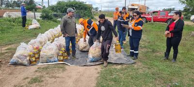 Entrega de asistencia a familias afectadas por la crecida del río Tebicuary en Villa Florida, Misiones.