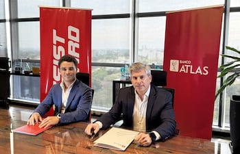 Agustín Aveiro, country manager de Assist Card Paraguay, y Hernando Lesme, gerente general de Banco Atlas.