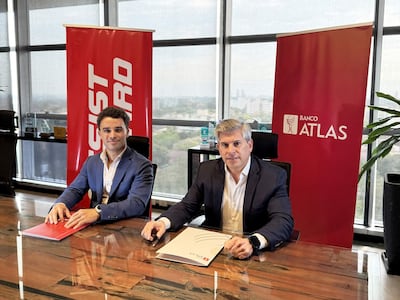 Agustín Aveiro, country manager de Assist Card Paraguay, y Hernando Lesme, gerente general de Banco Atlas.