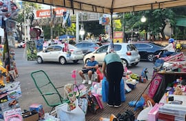 Los puestos instalados en las cercanías de la rotonda Oasis de  Ciudad del Este.