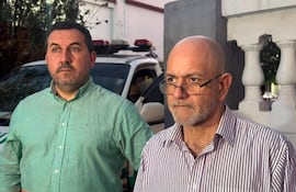 El fiscal Silvio Alegre y el forense Pablo Lemir tras la autopsia.