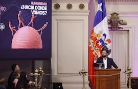 El presidente de Chile, Gabriel Boric (c), habla durante la inauguración del Congreso Futuro 2026 este lunes, en Santiago (Chile). Boric y Kast chocaron con fuerza en la inauguración del Congreso Futuro, el evento científico más grande de Latinoamérica, en su visión sobre el porvenir de la ciencia y la educación, en un nuevo capítulo de la compleja transición presidencial.