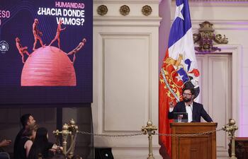 El presidente de Chile, Gabriel Boric (c), habla durante la inauguración del Congreso Futuro 2026 este lunes, en Santiago (Chile). Boric y Kast chocaron con fuerza en la inauguración del Congreso Futuro, el evento científico más grande de Latinoamérica, en su visión sobre el porvenir de la ciencia y la educación, en un nuevo capítulo de la compleja transición presidencial.