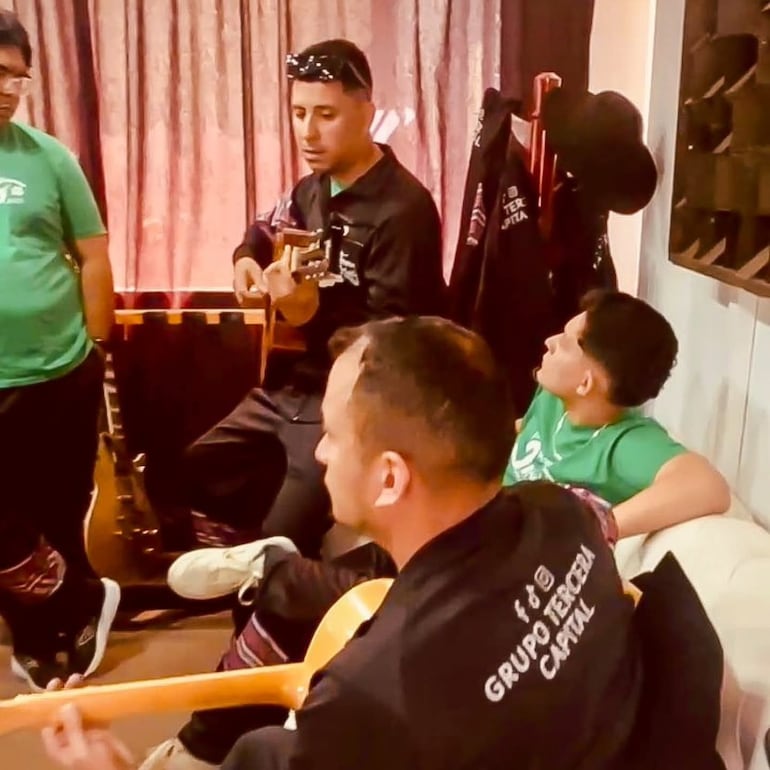 Momento de grabación con el grupo Tercera Capital y el cantautor colombiano Charlie Santos.