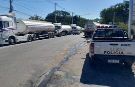 Camiones de operadores rodearon la planta de Petropar.