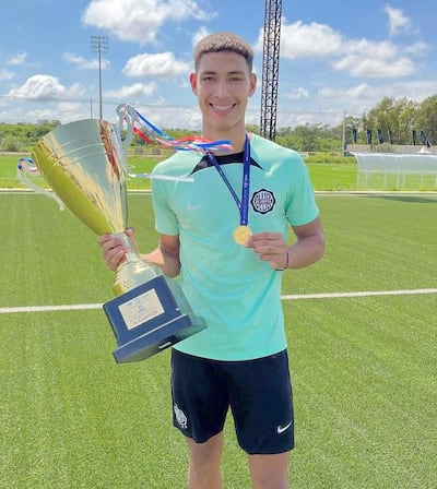 Ricardo Nicolás Benítez Sánchez (13/09/2007), joven atacante de Olimpia que se dispone a debutar a nivel profesional.