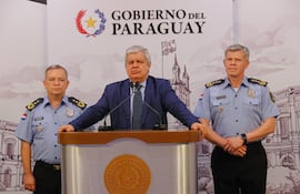 El nuevo comandante, César Silguero (izq), el ministro del Interior, Enrique Riera y el excomandante y actual viceministro de Seguridad Interna, Carlos Humberto Benítez.
