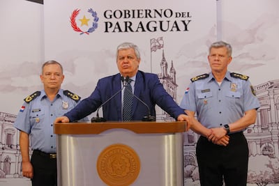 El nuevo comandante de la Policía, el comisario César Silguero (a la izquierda), junto al ministro del Interior, Enirque Riera (en el centro) y el nuevo viceministro de Seguridad Interna, Carlos Benítez, durante una conferencia de prensa ayer lunes.