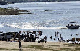 Inadaptados aprovecharon el feriado para darse un baño en el río en la Bahía de Asunción.