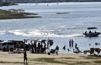 Inadaptados aprovecharon el feriado para darse un baño en el río en la Bahía de Asunción.