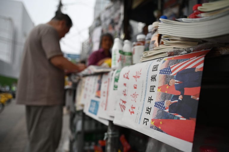 Copias del periódico People’s Daily con una foto en la portada y un titular que dice “Xi Jinping mantiene conversaciones con el presidente estadounidense Trump”, exhibidas en un puesto de noticias en Pekín. Trump dijo que había realizado “fantásticos acuerdos comerciales” con el chino Xi Jinping.